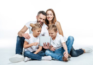 Gülümseyen aile dijital tablet kullanma