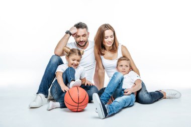 Basketbol topu ile oturan aile
