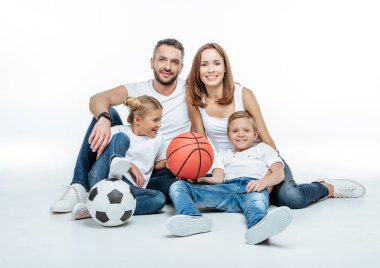 Futbol ve Basketbol topları ile neşeli aile