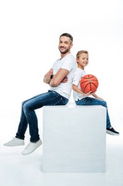 Baba ve oğul basketbol topu ile oturan 