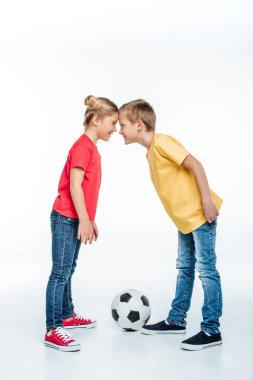 Futbol topuyla ayakta kardeşler