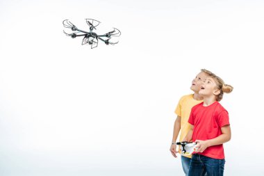 hexacopter drone ile oynayan çocuklar 
