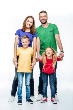 kameraya gülümseyen aile 