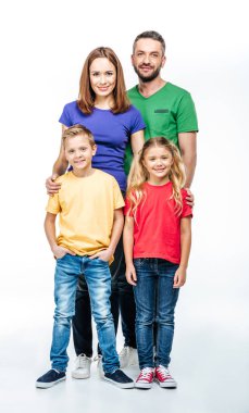 Mutlu aile kameraya bakıyor 