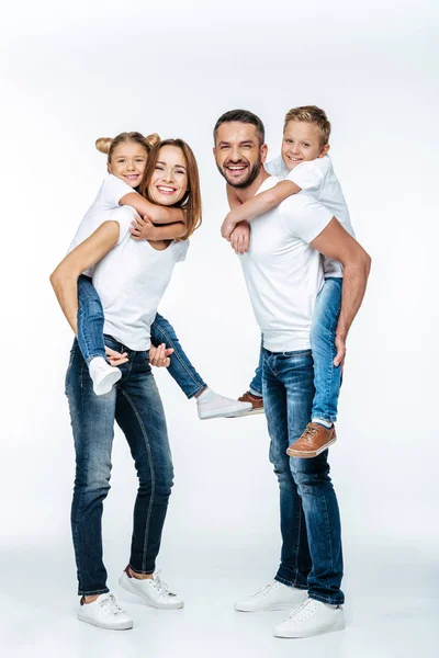 Eltern huckepack glückliche Kinder — Stockfoto