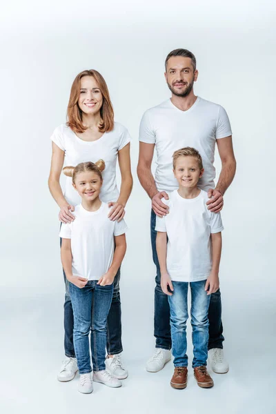 Família sorridente em camisetas brancas — Fotografia de Stock