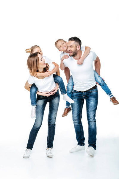 Родители цепляют счастливых детей
