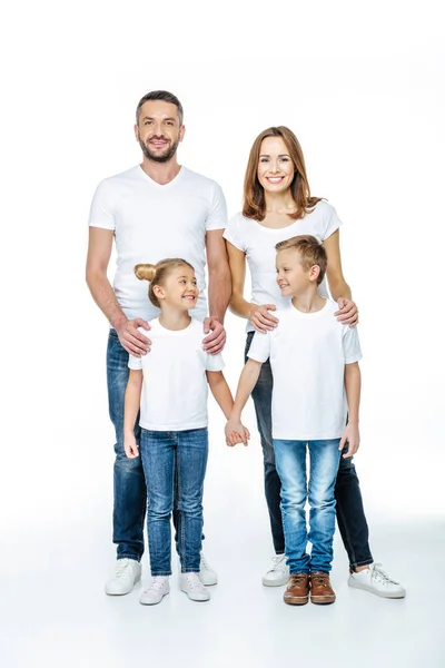 Lachende gezin in witte t-shirts — Stockfoto