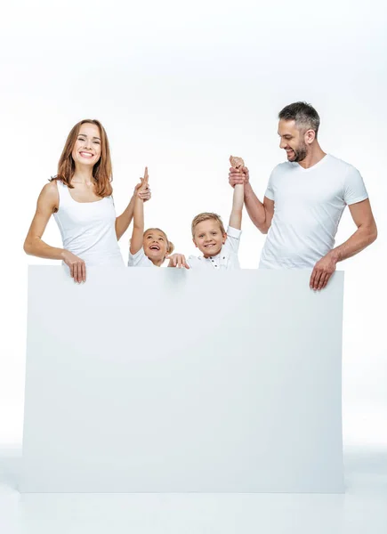 Famiglia sorridente con carta bianca in mano — Foto Stock