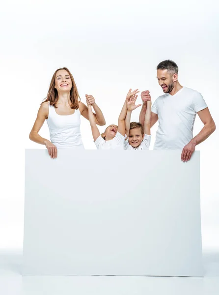 Famiglia sorridente con carta bianca in mano — Foto Stock