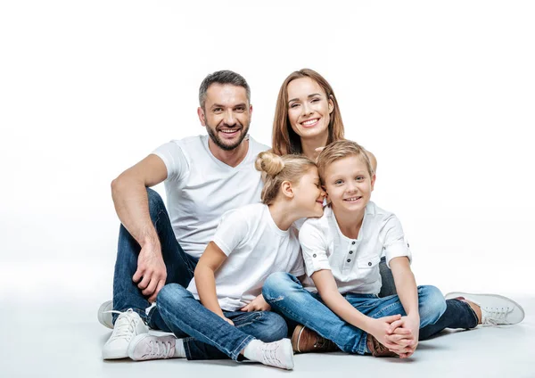 Glückliche Familie beisammen sitzen — Stockfoto