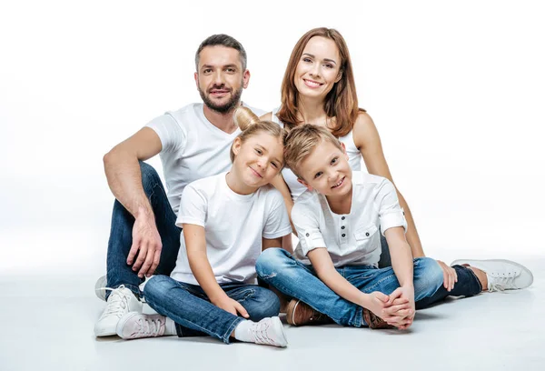 Mutlu bir aile birlikte oturan — Stok fotoğraf