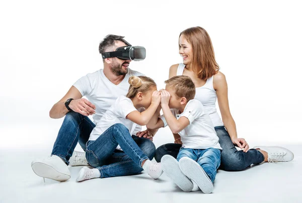Homem em fone de ouvido de realidade virtual com família — Fotografia de Stock
