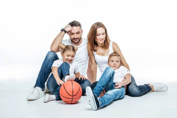 Família sentado com bola de basquete — Fotografia de Stock