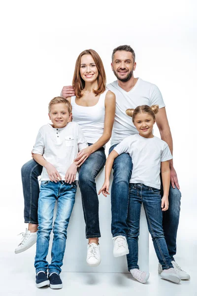 Šťastní rodiče s dětmi v bílých tričkách — Stock fotografie