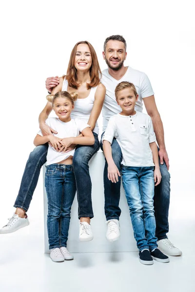 Padres felices con niños en camisetas blancas — Foto de Stock