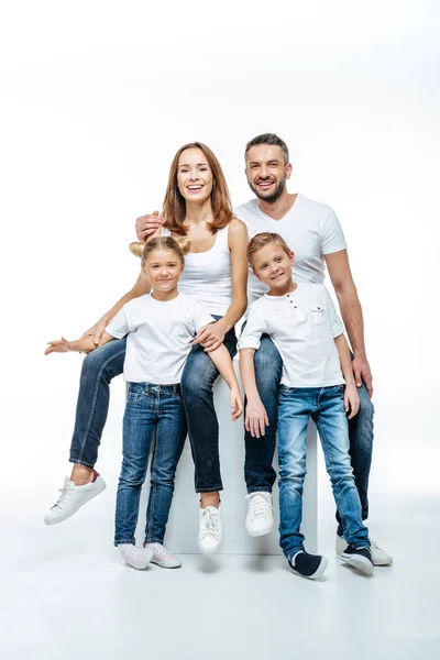 Padres felices con niños en camisetas blancas — Foto de Stock