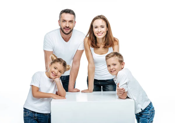 Vrolijke familie permanent samen — Stockfoto