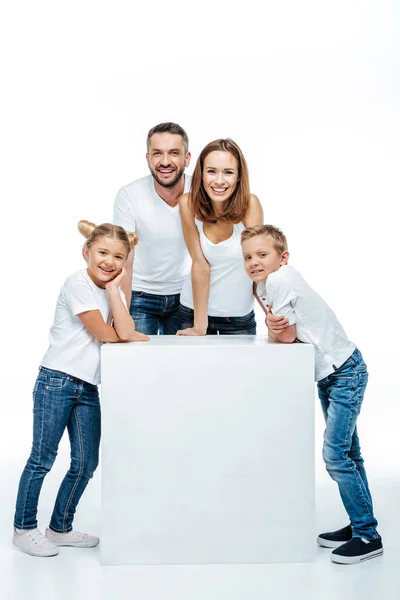 Gelukkig gezin met twee kinderen — Stockfoto