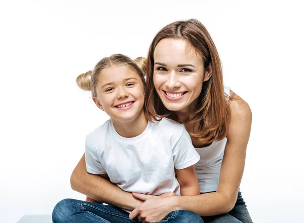 Sorrindo mãe abraçando filha — Fotografia de Stock