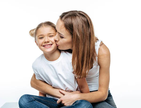 Madre abrazando y besando sonriente hija —  Fotos de Stock