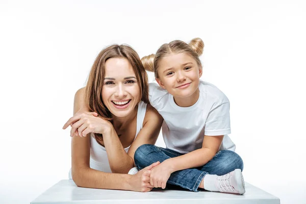 Lächelnde Mutter und Tochter — Stockfoto