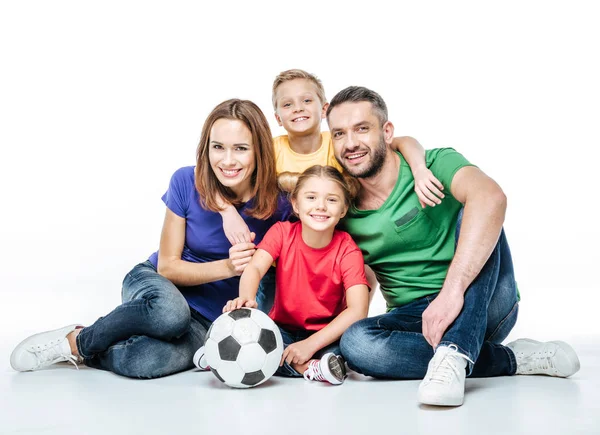 Šťastná rodina s fotbalovým míčem — Stock fotografie