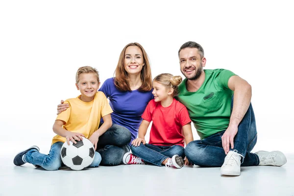 Famiglia felice con pallone da calcio — Foto Stock