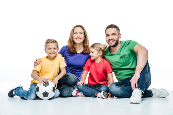 Счастливая семья с футбольным мячом
