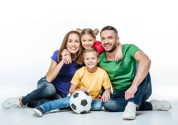 Familia feliz con pelota de fútbol —  Fotos de Stock