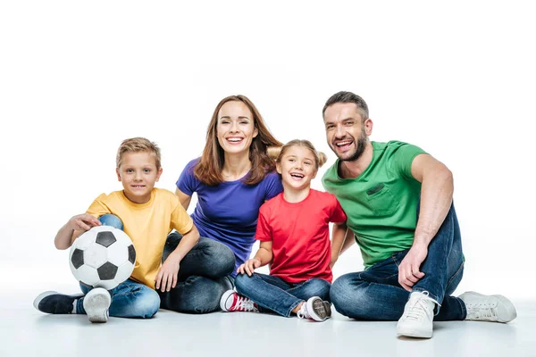 Família feliz com bola de futebol — Fotografia de Stock