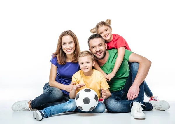 Šťastná rodina s fotbalovým míčem — Stock fotografie