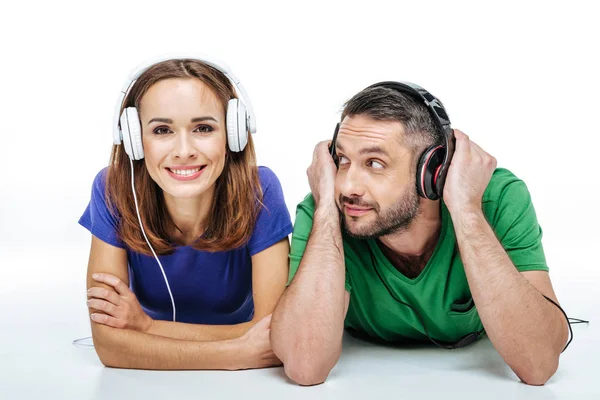 Couple in headphones listening to music — Stock Photo, Image