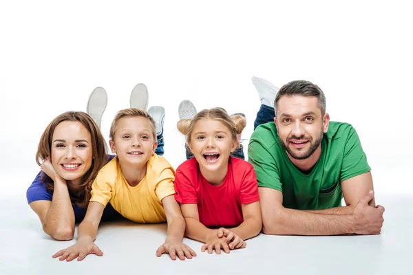 Família feliz em t-shirt colorida — Fotografia de Stock