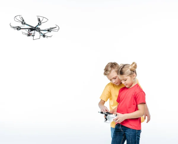 Crianças brincando com drone hexacopter — Fotografia de Stock