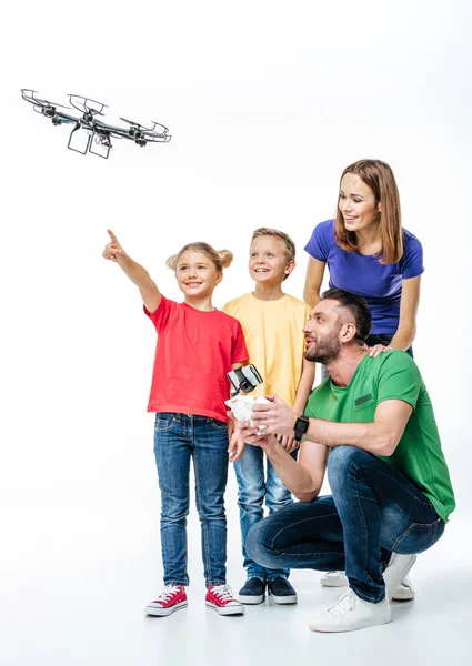 Kinderen met behulp van vliegende hexacopter drone — Stockfoto