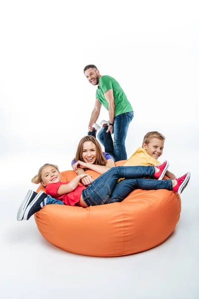 Familie hat Spaß im Sack-Stuhl — Stockfoto