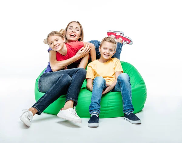 Mère heureuse avec des enfants en chaise sacrée — Photo