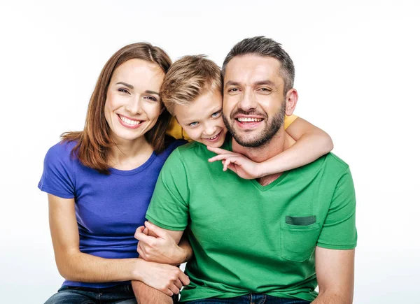 Jonge gezin kijken camera — Stockfoto