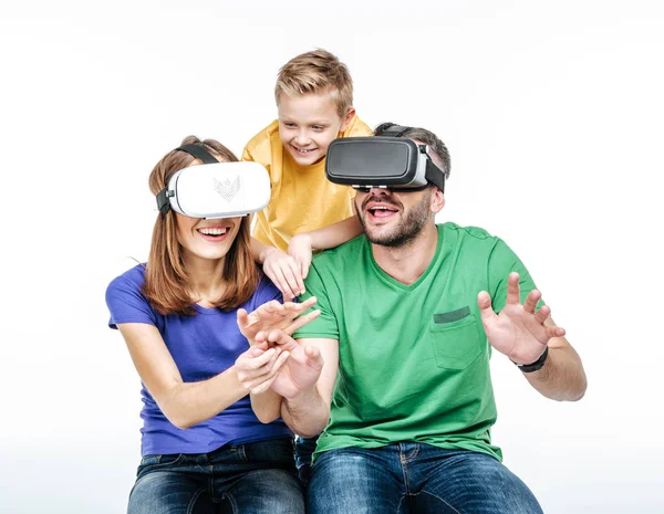 Οικογένεια χρησιμοποιώντας κάσκες εικονικής πραγματικότητας — Φωτογραφία Αρχείου