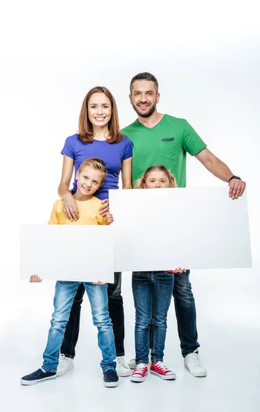 Familia de pie con tarjetas blancas en blanco — Foto de stock gratis