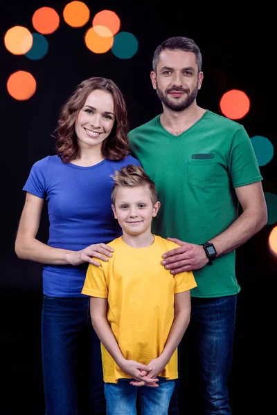 Familia feliz de pie juntos — Foto de Stock