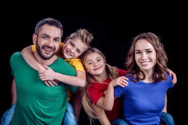 kameraya gülümseyen mutlu bir aile