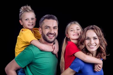 kameraya gülümseyen mutlu bir aile