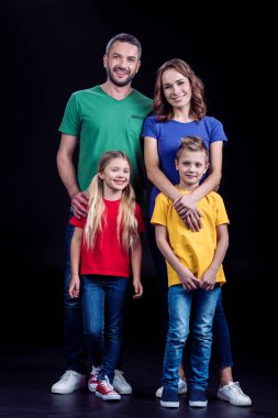 kameraya gülümseyen aile 