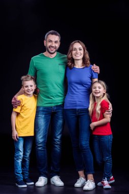 kameraya gülümseyen aile 