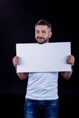 Gülümseyen adam boş kartı tutan