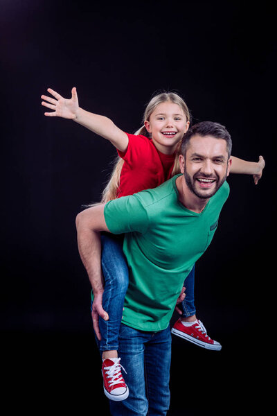 Отец пиггибает счастливую дочь
 