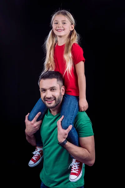 Vader boekwaarde dochter op schouders — Gratis stockfoto