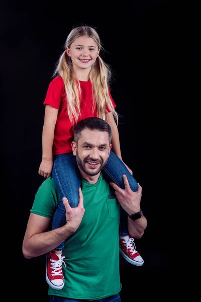 Vater trägt Tochter auf Schultern — kostenloses Stockfoto